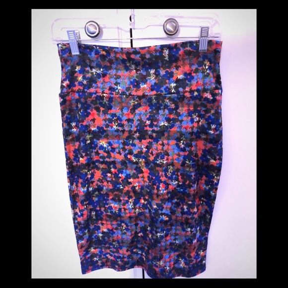 LuLaRoe Dresses & Skirts - Lularoe size small “Cassie” pencil skirt